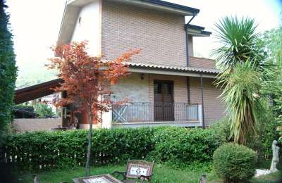 Villa singola in parco con giardino e terrazzo